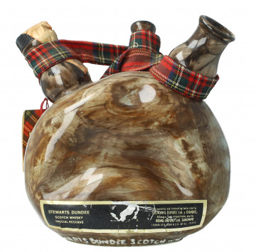 Stewart Dundee   Blended Scotch Whisky - Bot. in The 70's 75cl 43% OB  -ceramic decanter