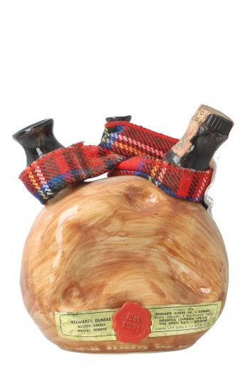 STEWARTS DUNDEE Blended Scotch Whisky - Bot. in The 80's 75cl 43% Ceramic decanter - NO box
